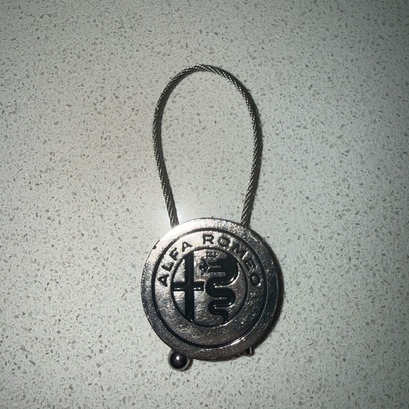 Alfa Romeo Metal Key Ring Key Holder Official Genuine Alfa Romeo Product - Picture 3 of 6